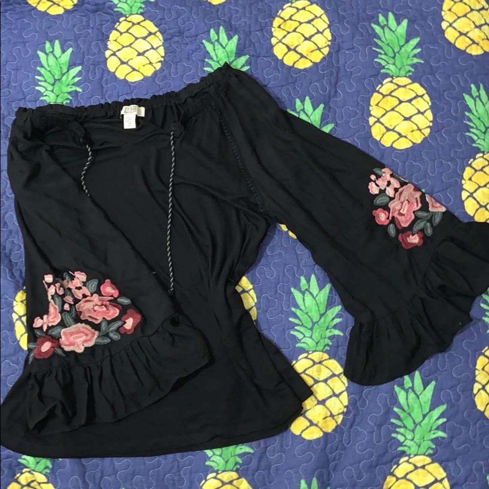 Cute Blouse w/ Embroidered flowers on the sleeves